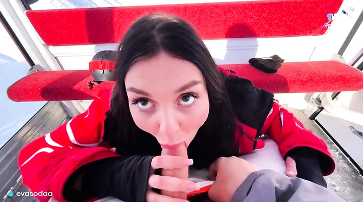Сисястая шлюха отсосала на лыжах у незнакомца