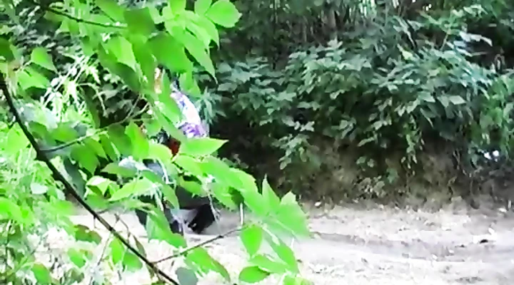 Сочный трах на авто: молодой самец трахнул русскую шалаву прямо на капоте